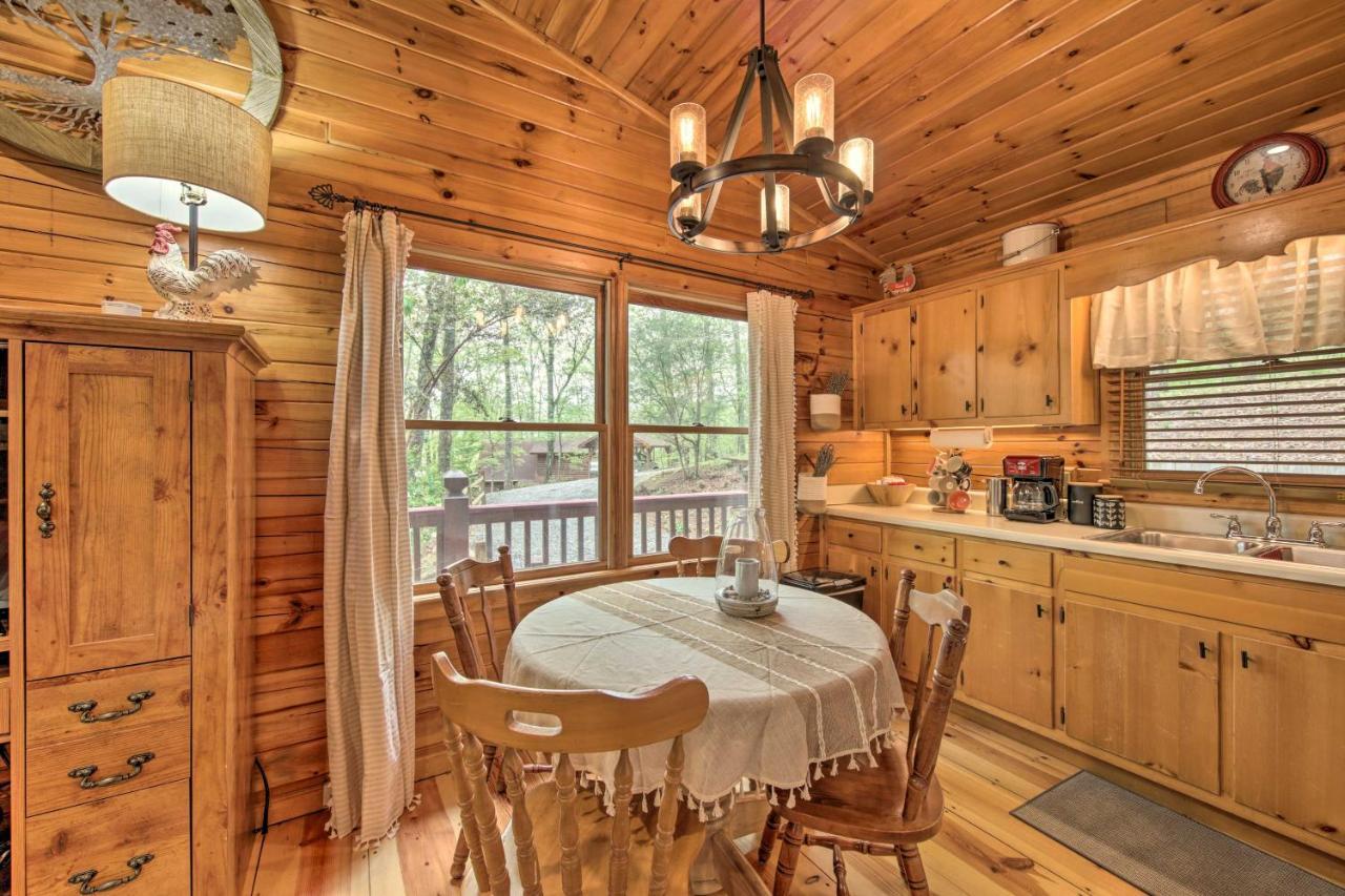 Peaceful Blue Ridge Cabin With Decks And Fire Pit Exterior foto